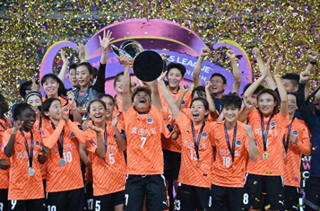 武漢女足亞冠奪冠，大別山精神閃耀榮光。