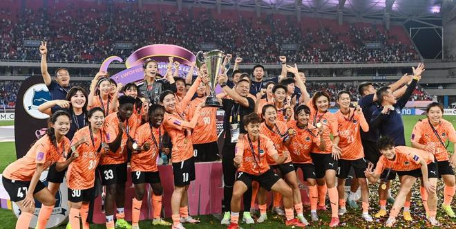 武漢女足主帥：冠軍金高，再攀高峰。