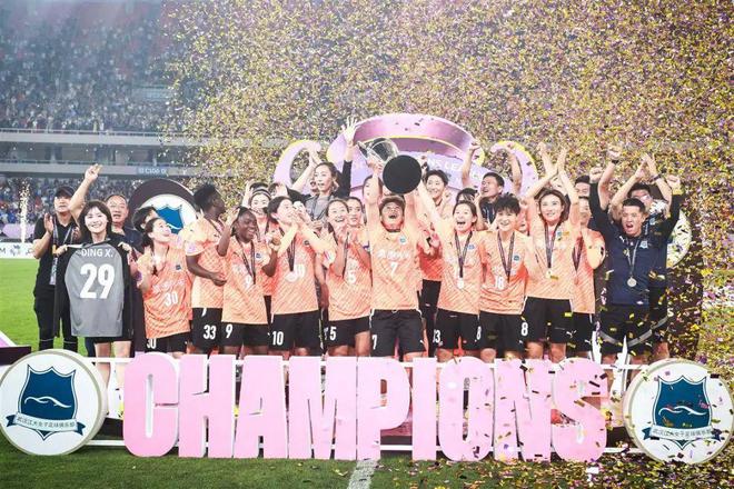 陳晨接棒丁旋，頂上登頂亞冠！武漢女足榮耀接力！