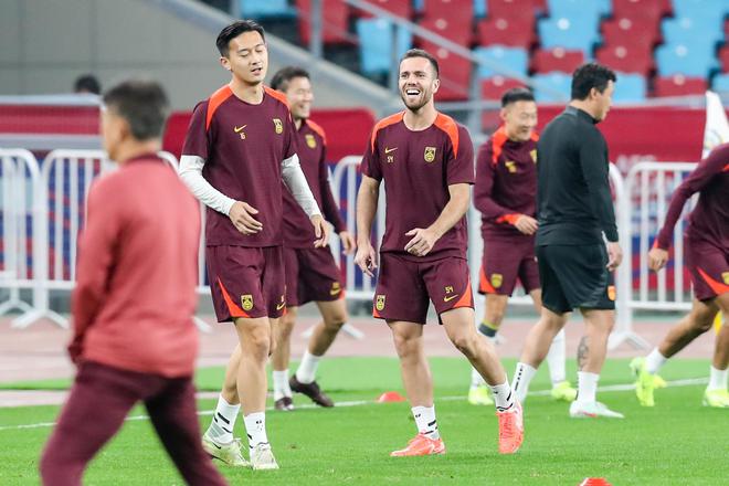 足球報(bào)：兩周間隔需警惕，國(guó)腳身心需緊繃以保持狀態(tài)。