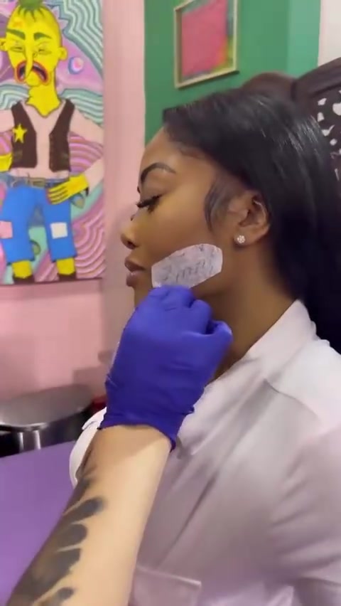 后悔了嗎成人艷星當(dāng)年在臉上紋了錫安名字這科技有點(diǎn)炸裂啊