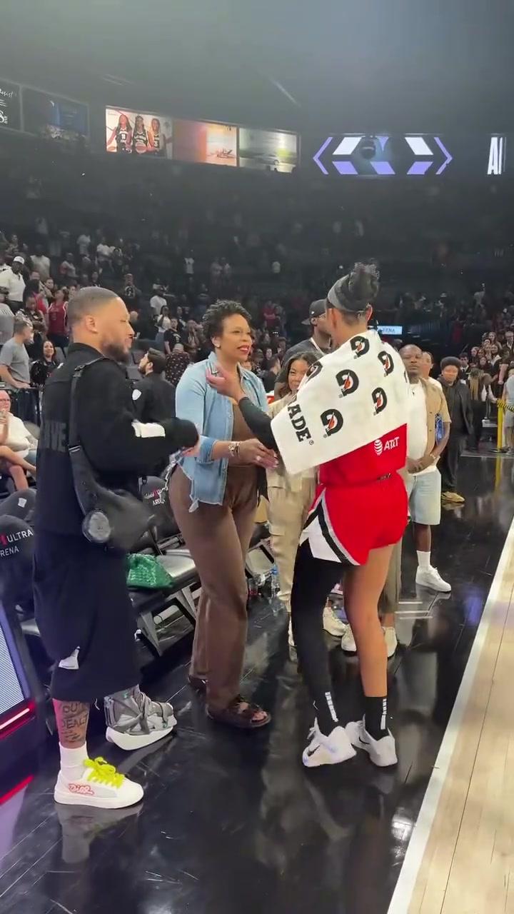 利拉德范德比爾特阿德巴約 現(xiàn)身洛杉磯觀看wnba