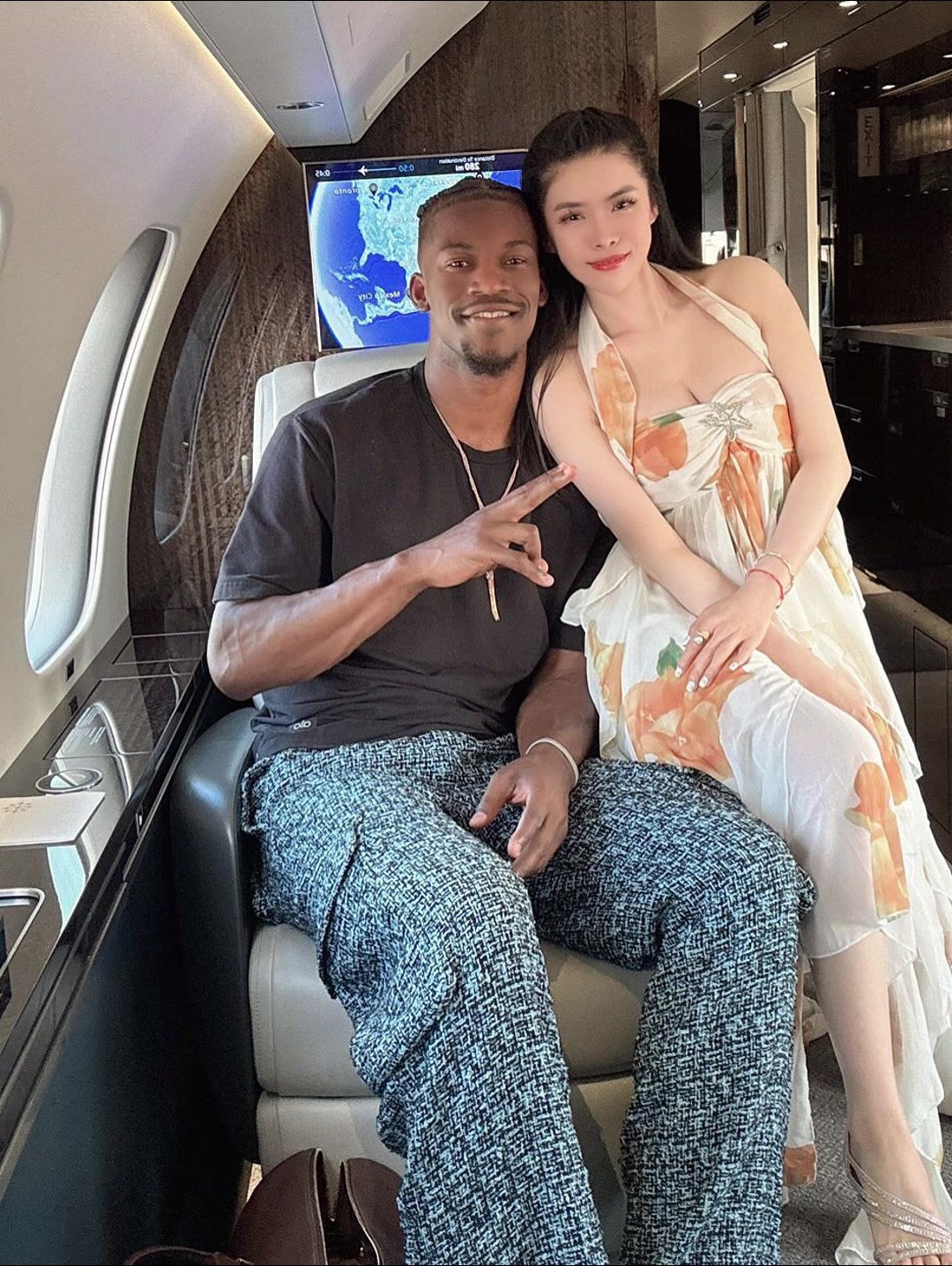 哇塞硬漢配美女巴特勒與德?lián)銩LL IN姐在飛機(jī)上親密合影