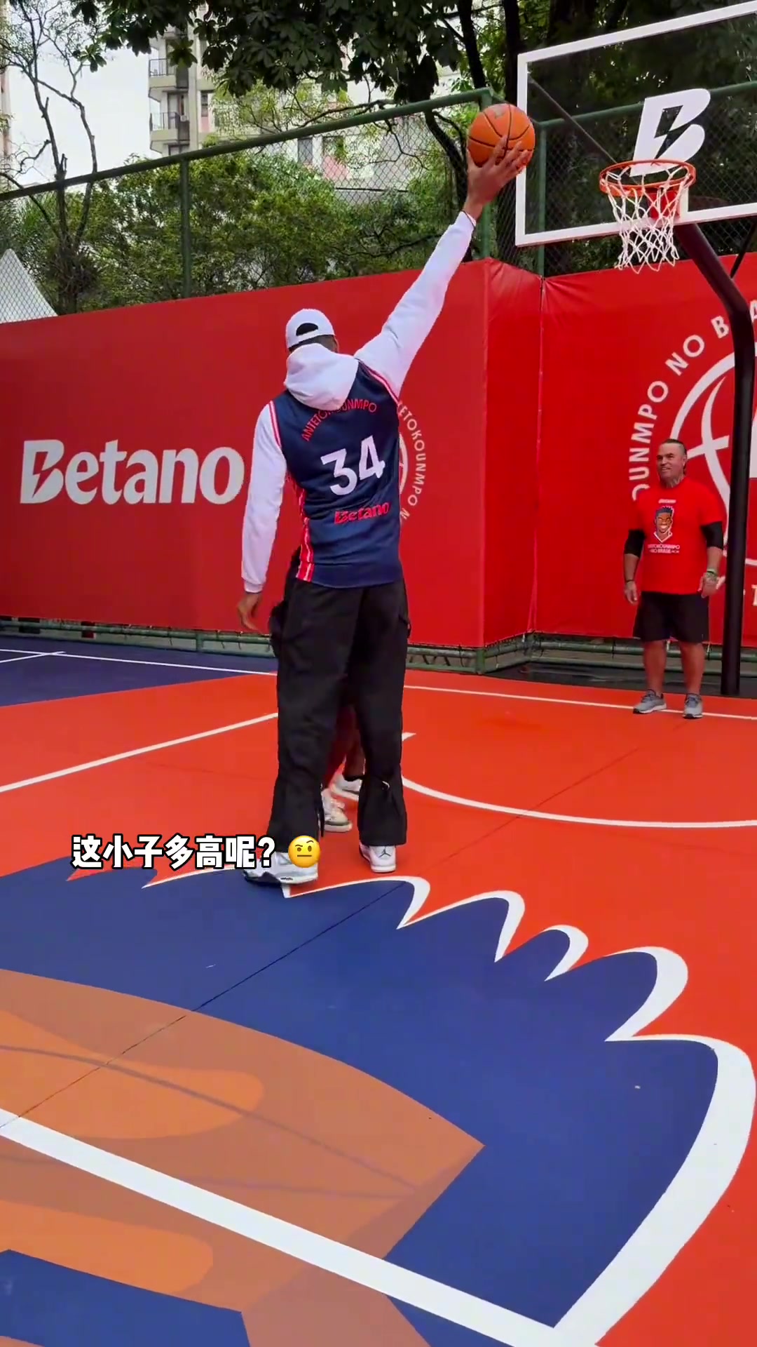 普通人在字母哥面前打球的樣子