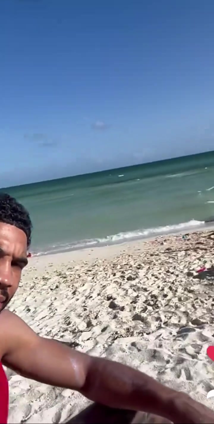 塔圖姆曬在海邊度假養(yǎng)傷 怎么感覺(jué)曬得越來(lái)越黑了