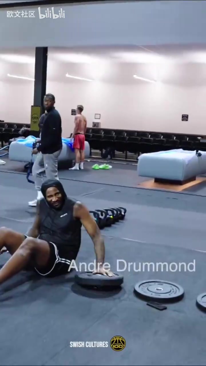 滿級大佬們就在眼前歐文現(xiàn)身NPBA訓(xùn)練營與伊戈達(dá)拉等朋友見面