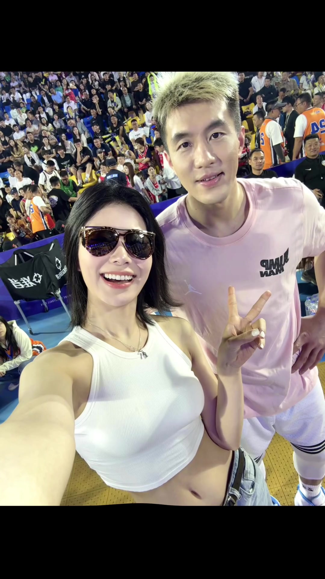 身材亮眼網(wǎng)紅美女曬與郭艾倫合影 高尚前來評(píng)論區(qū)點(diǎn)贊