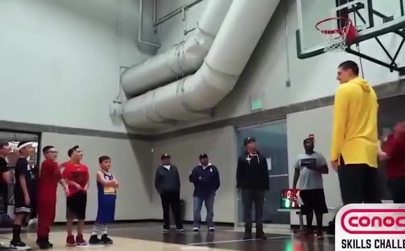 孩子們2米1的中鋒扣不了籃這人會(huì)打籃球