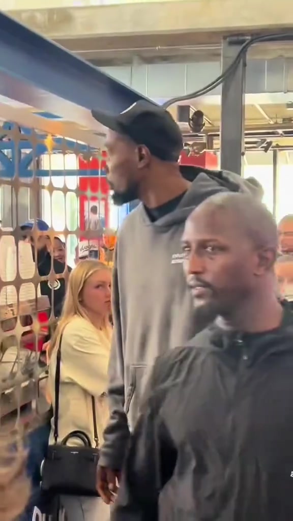 氣質(zhì)依然無敵深陷交易流言的杜蘭特現(xiàn)身活動(dòng)與歐冠獎(jiǎng)杯合影