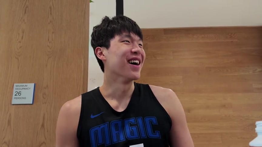 展現(xiàn)適應(yīng)能力楊瀚森與同級(jí)新秀交流英語進(jìn)步神速溝通流暢