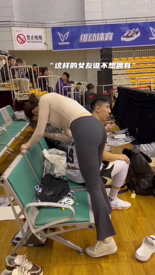 前華僑大學(xué)隊(duì)長周其默賽中休息女友為期按摩這也太幸福了吧