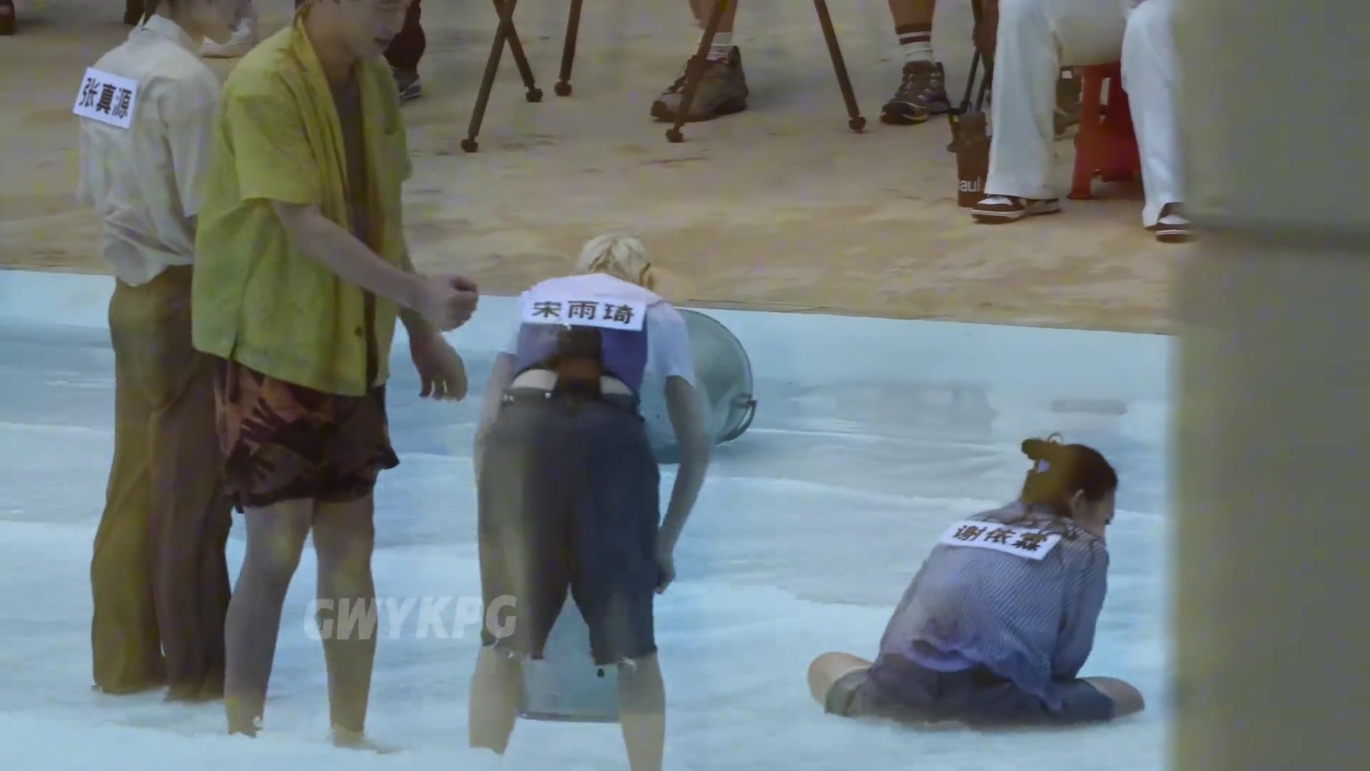 一點(diǎn)不手軟郭艾倫參加綜藝 一桶水直接澆到了女星宋雨琦頭上