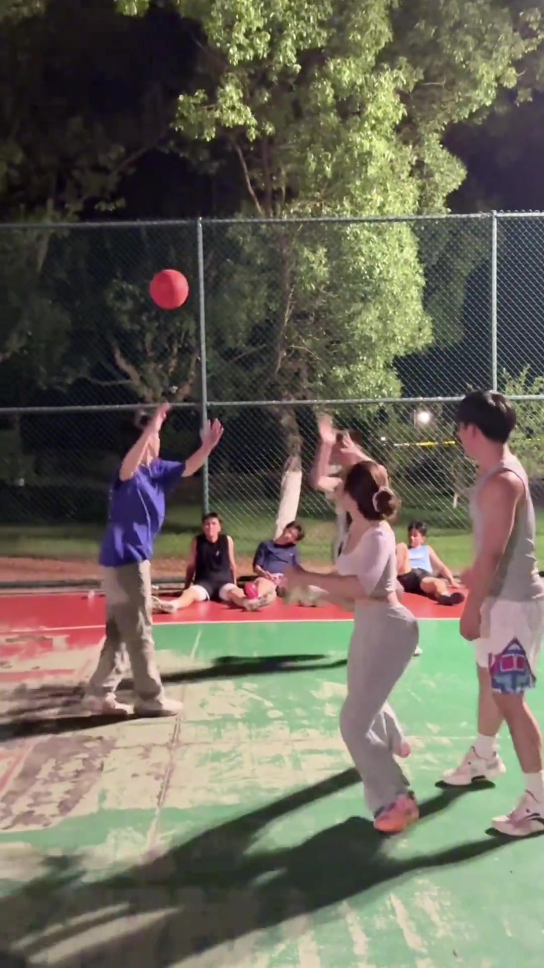 瑜伽褲打籃球小姐姐都分不清誰是對(duì)手誰是隊(duì)友了