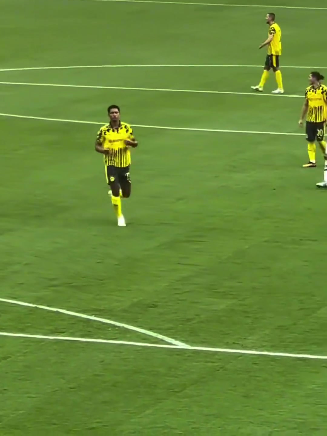 太像了連跑步姿勢(shì)都一樣貝林厄姆19歲弟弟完成多特蒙德首秀