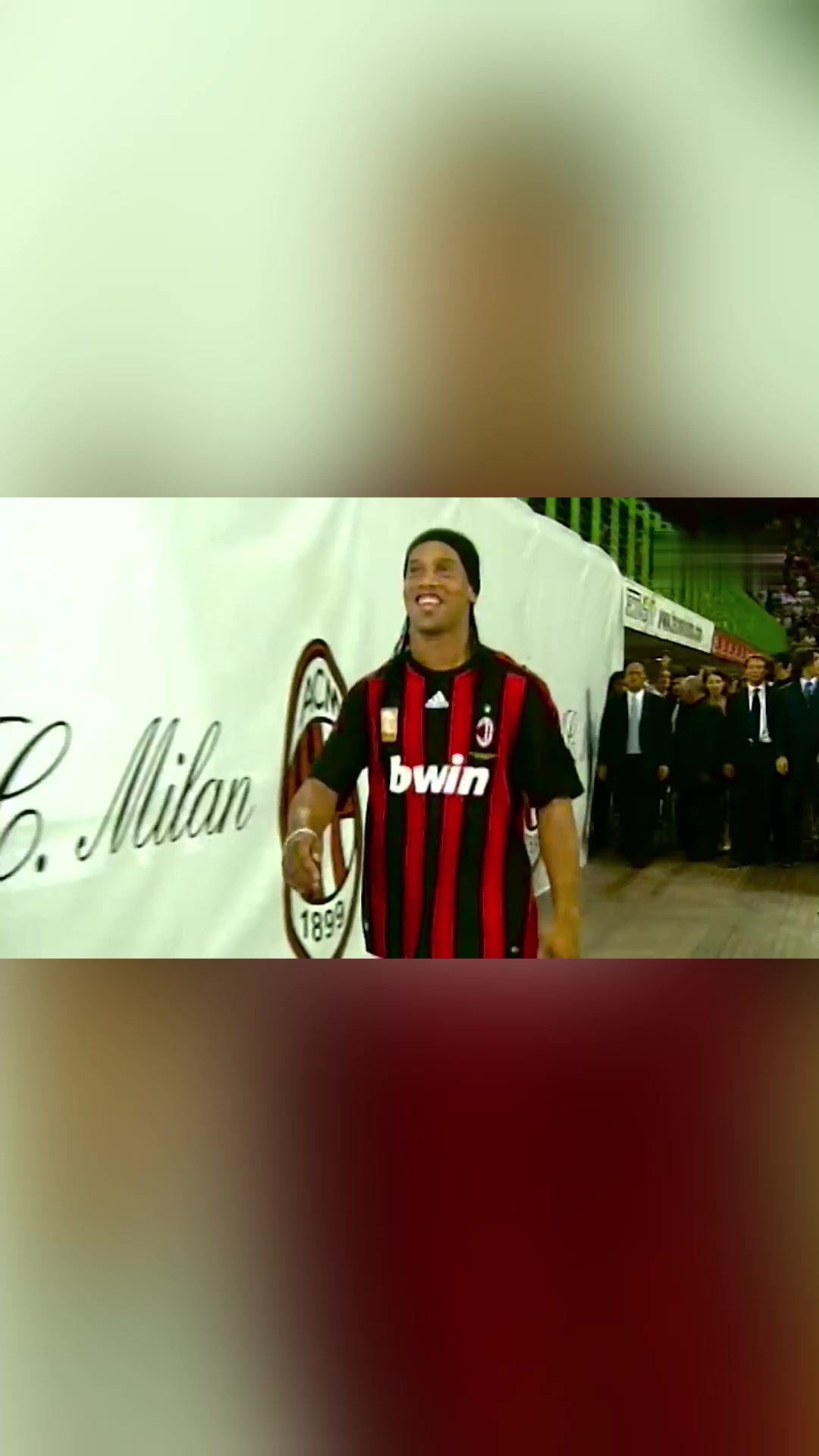 四萬人捧場(chǎng)08年28歲的小羅加盟米蘭亮相圣西羅