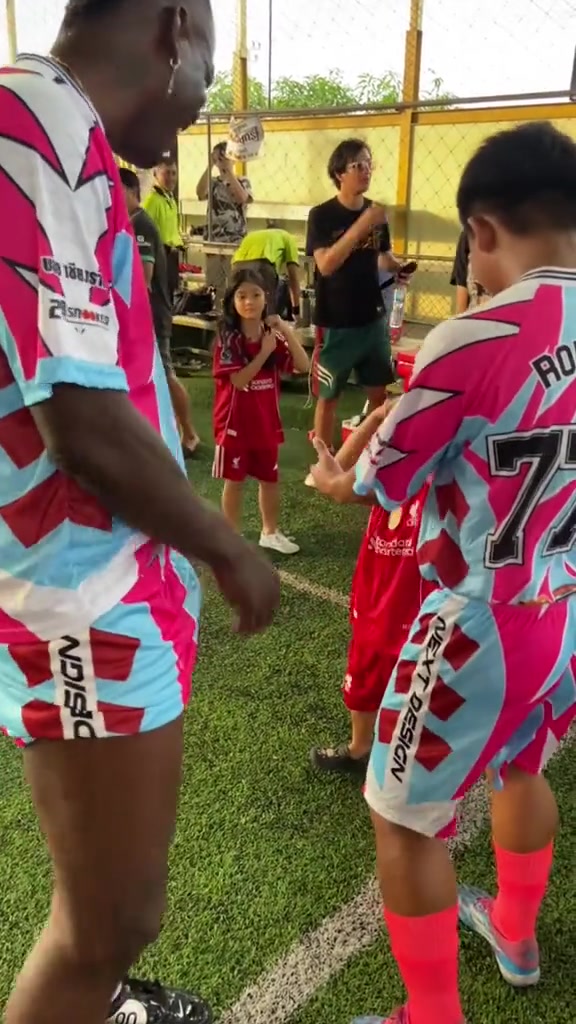 巴洛特利被泰國小孩一記低掃遠看我以為是博格巴呢