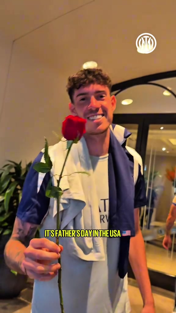 暖父親節(jié)當天藍黑爸爸們都收到了俱樂部準備的玫瑰花