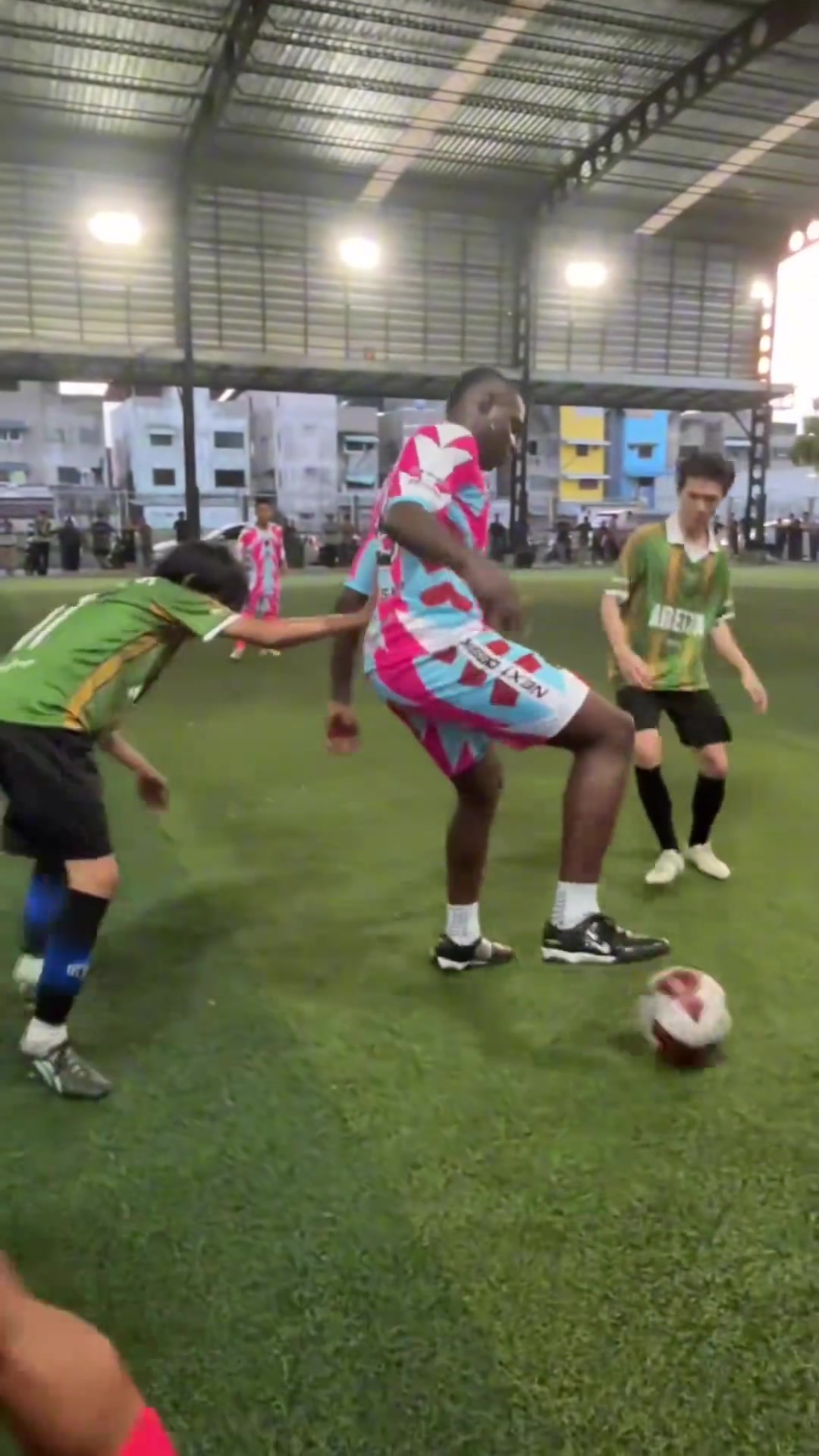 欺負小朋友巴神現(xiàn)身泰國野球場炸魚