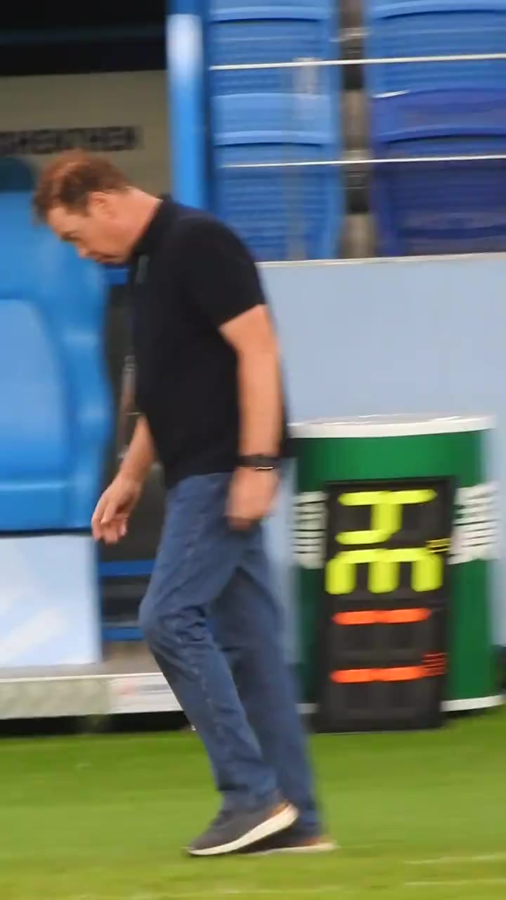 有點(diǎn)無(wú)奈申花比分落后時(shí)斯盧茨基在場(chǎng)邊踱來(lái)踱去