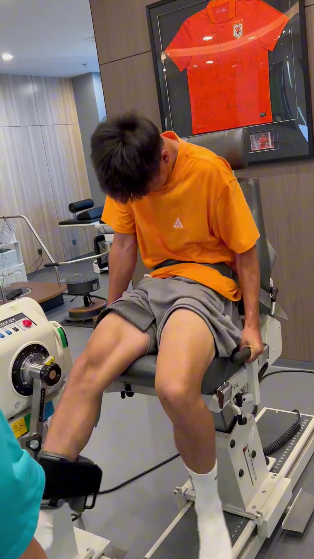 19歲彭嘯的等速肌力測試接近滿分這是泰山隊未來的后防大閘啊