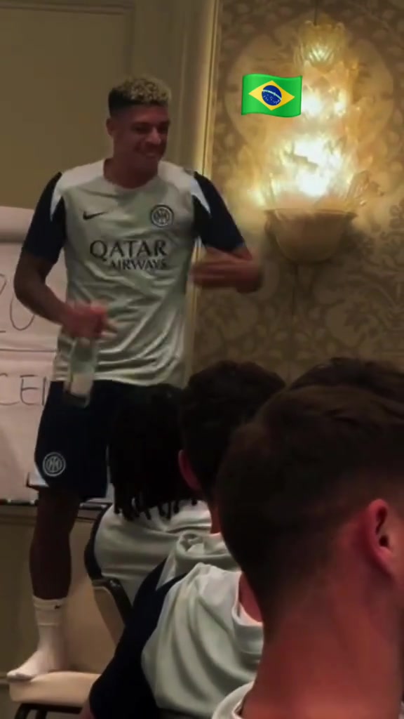 新人常規(guī)節(jié)目來看國米新援恩里克亮相儀式時獻歌一曲