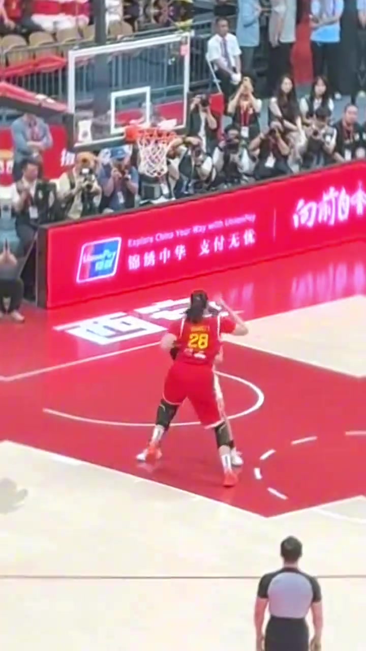 到底誰是大人誰是小孩日本女籃防守張子宇真的是盡力了