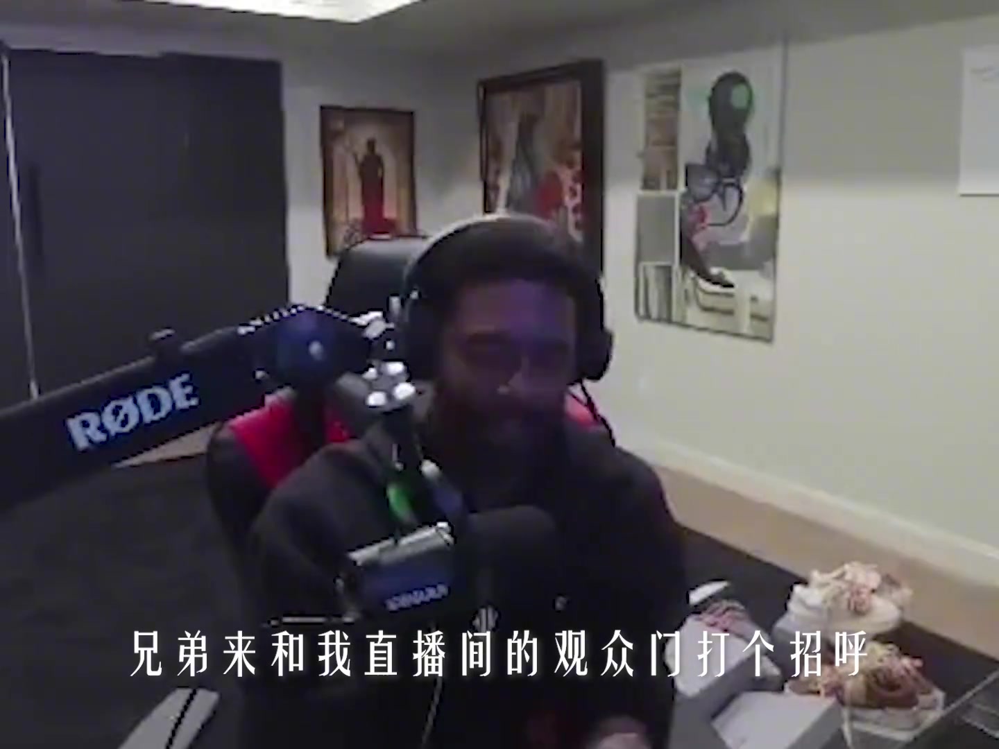 像極了放暑假約游戲的好兄弟歐文直播打游戲時接到濃眉視頻電話