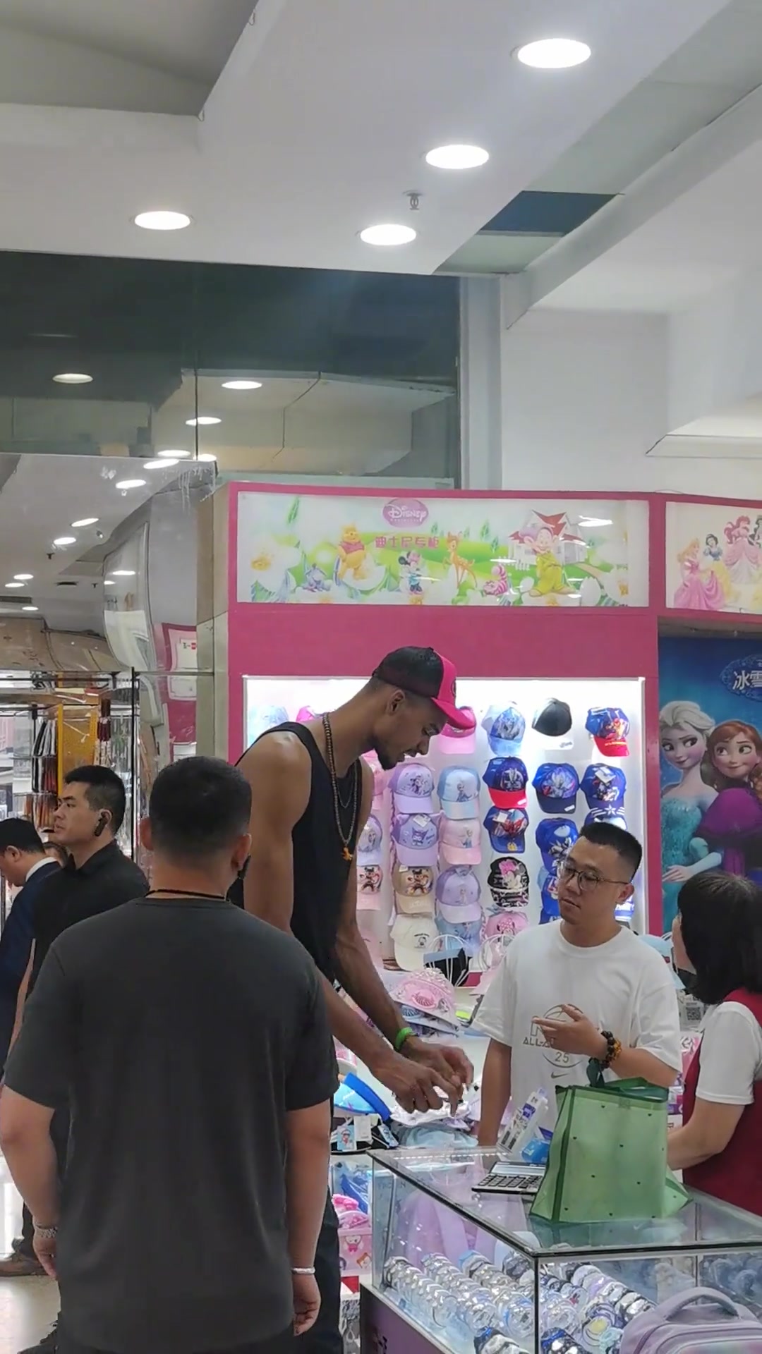 來中國進貨了文班亞馬在北京王府井買小商品