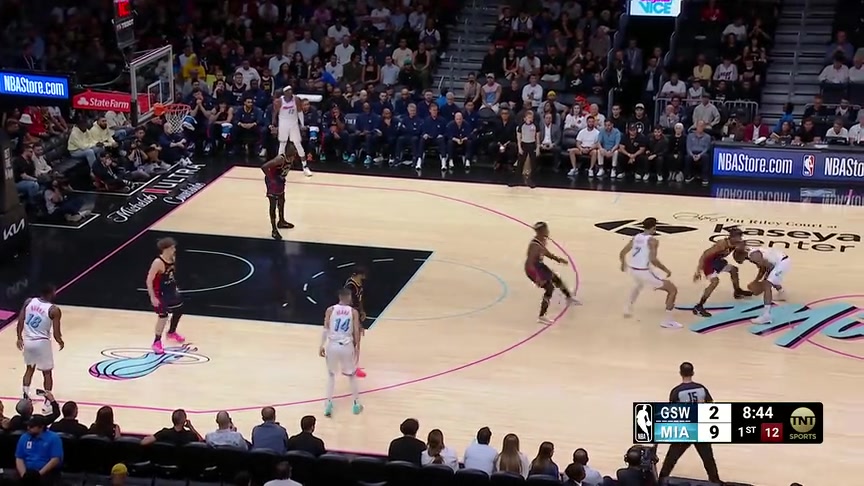 手真快維金斯快速回防切掉巴特勒上籃直接點(diǎn)燃熱火主場(chǎng)氣氛