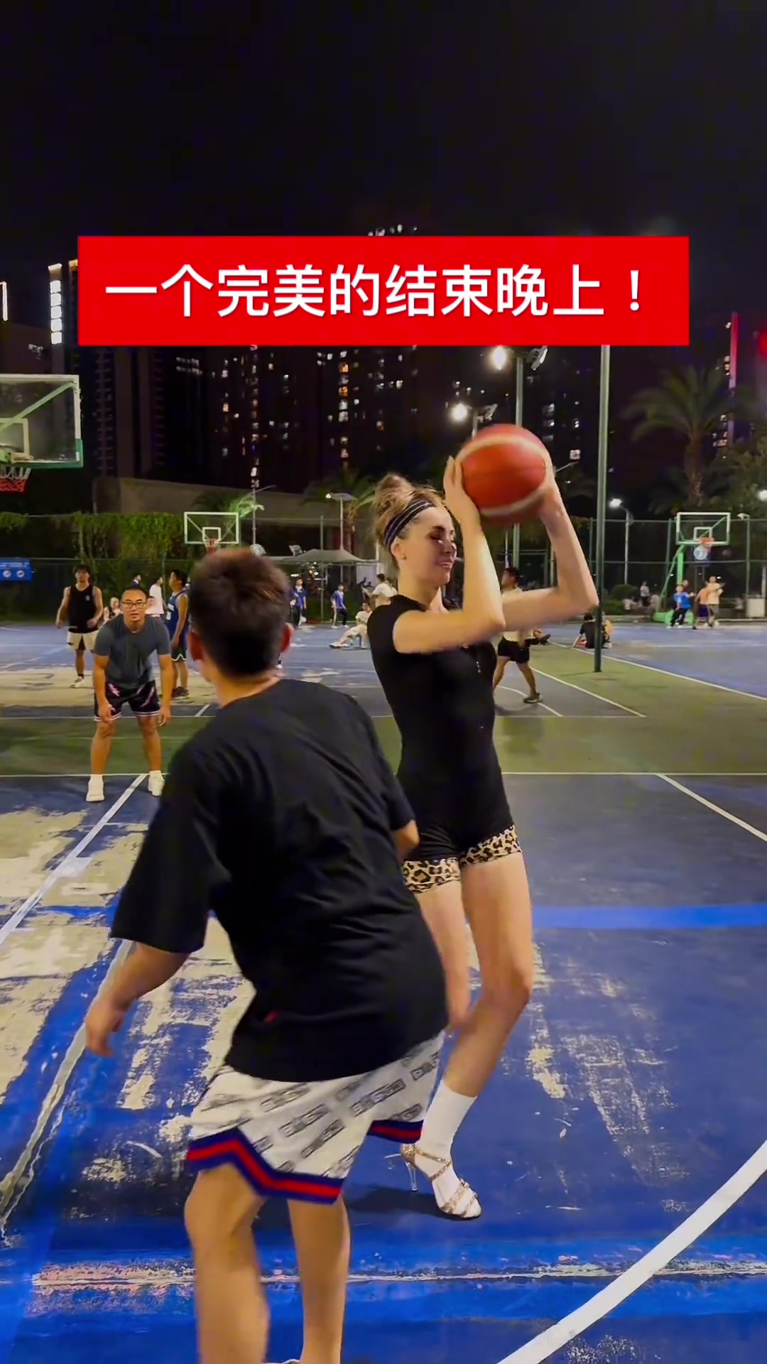 腿是真長俄羅斯籃球女孩用腳完成搶斷 這都行