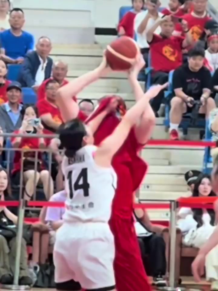 無所不用其極日本14號(hào)球員竟用拽衣蒙臉的方式來干擾張子宇