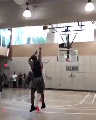 野球場的三少和老詹感覺老詹得分是最輕松的