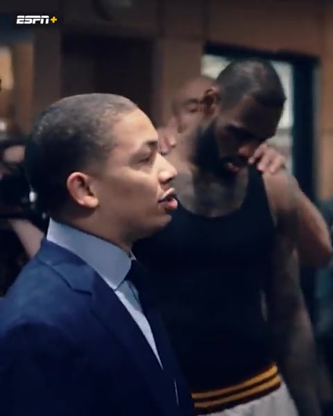 16年總決G6后的詹姆斯勇士已經(jīng)頂不住了身體和精神上都是