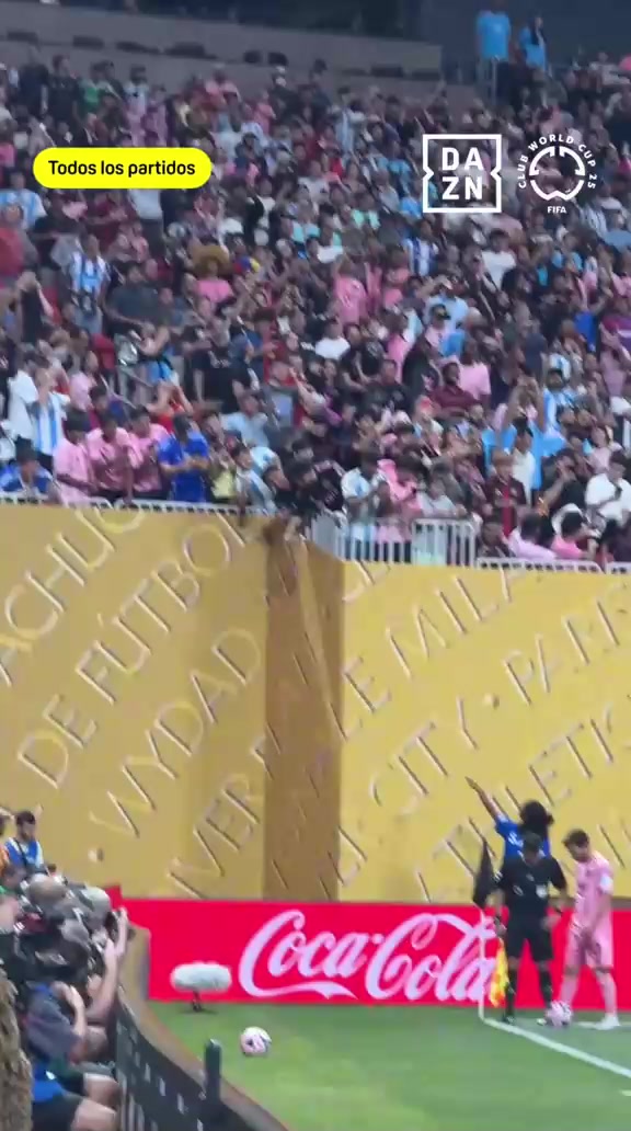 全場焦點梅西主罰角球球迷紛紛站起拍攝