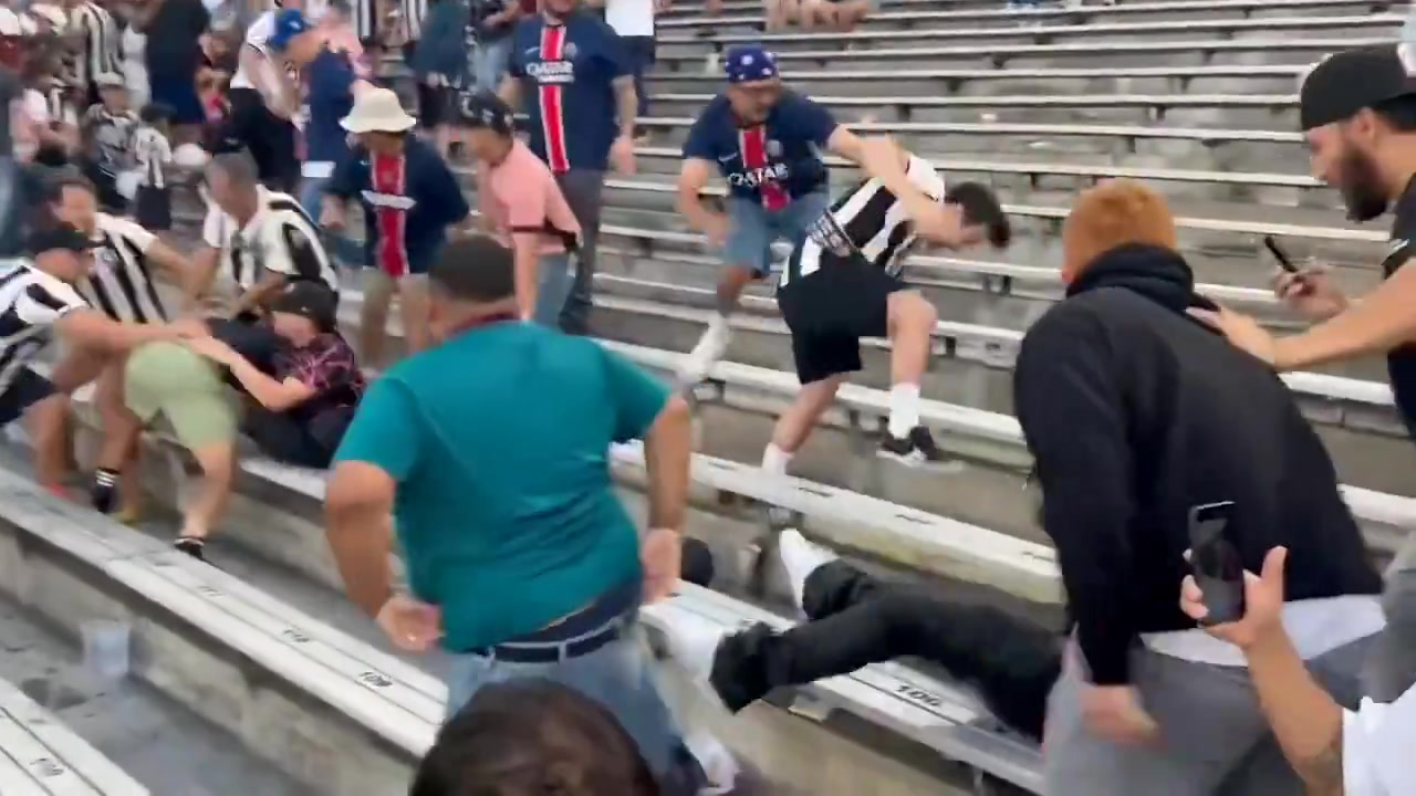 都是狠人博塔弗戈和大巴黎兩隊的球迷在看臺上互毆