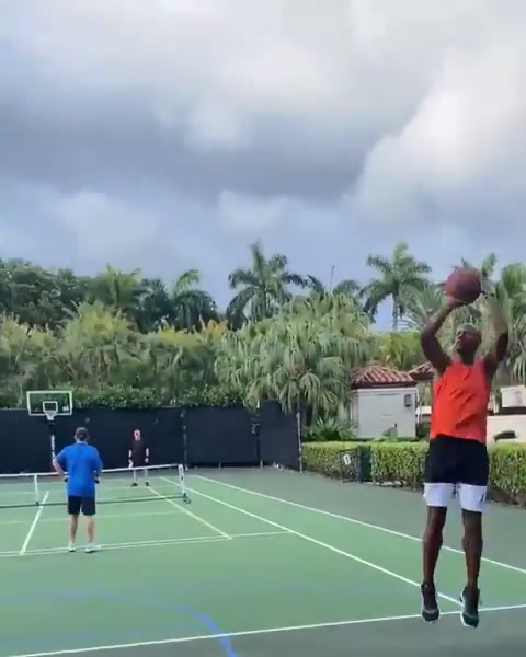 雷阿倫教自己的孩子投籃這種姿勢(shì)和穩(wěn)定性歷史上難有