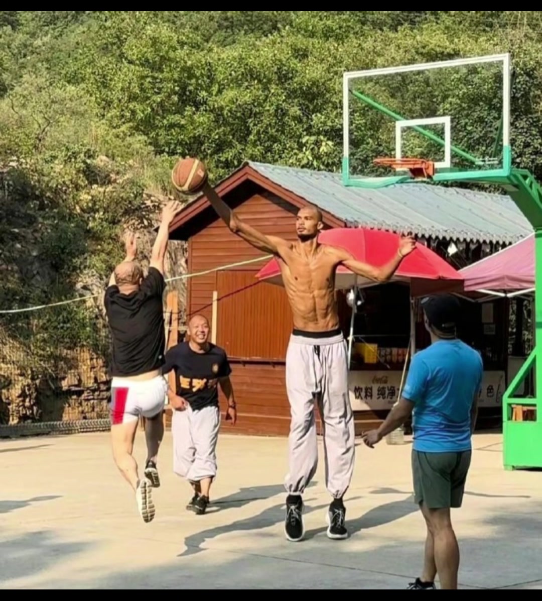 這也太離譜了球迷奮力起跳投籃文班亞馬踮起腳尖輕松單手抓帽