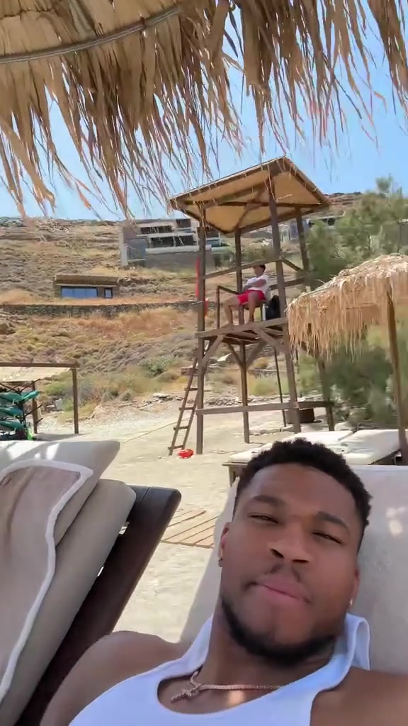 字母哥在希臘玩得不亦樂乎配文Nothing better than Greece