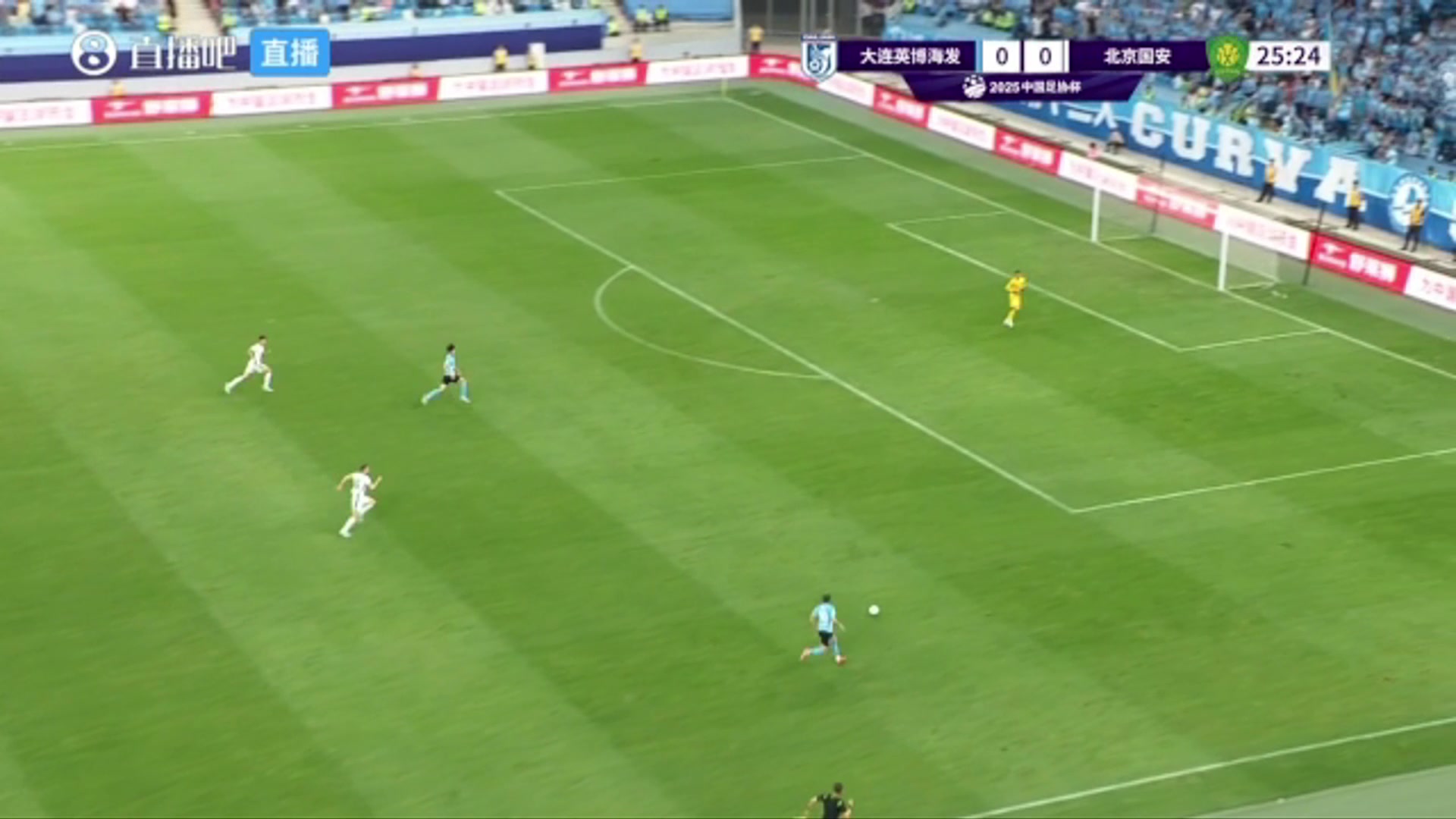 差一點(diǎn)啊英博前場(chǎng)2打2朱鵬宇跟進(jìn)沒(méi)能踢上皮球