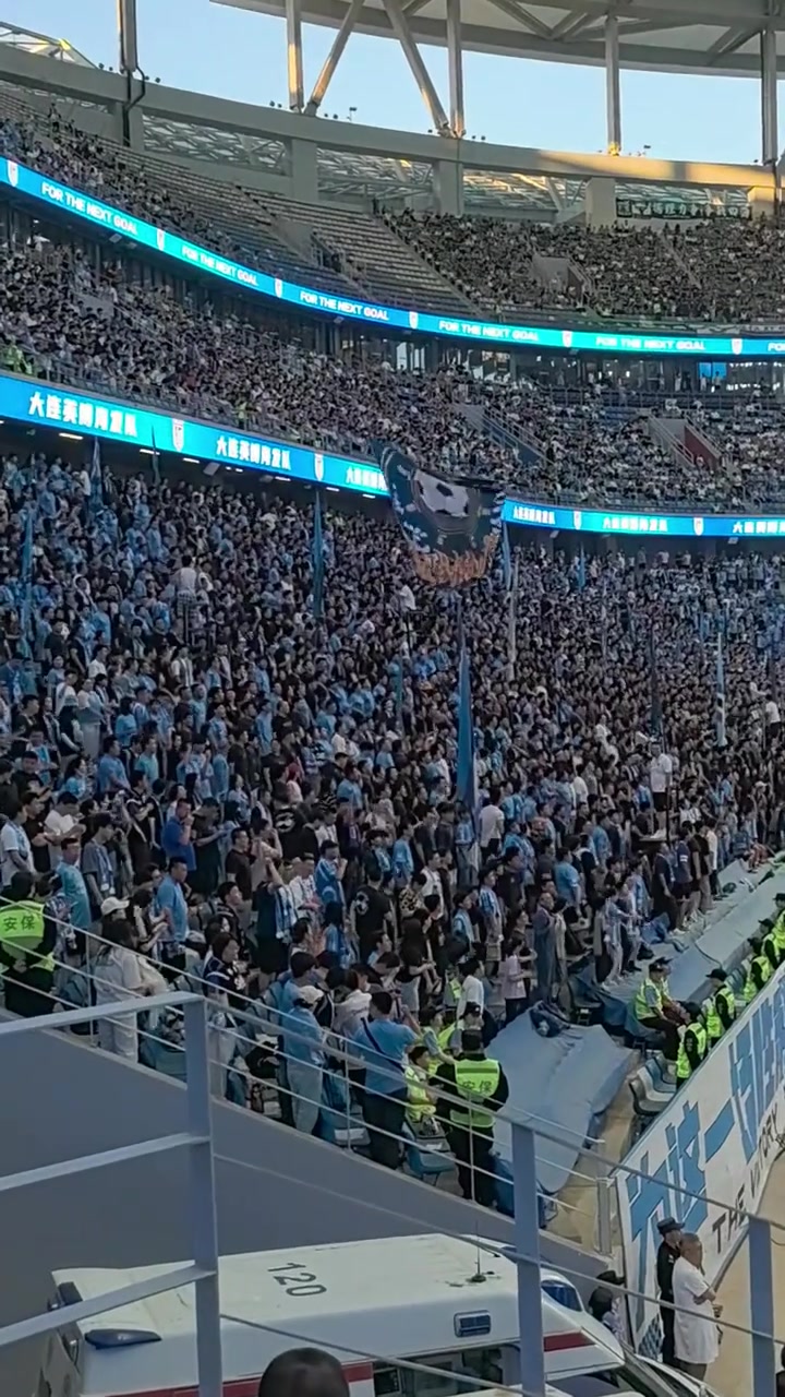 不愧魔鬼主場(chǎng)實(shí)拍梭魚(yú)灣大連球迷氣場(chǎng)強(qiáng)力壓制遠(yuǎn)征國(guó)安球迷