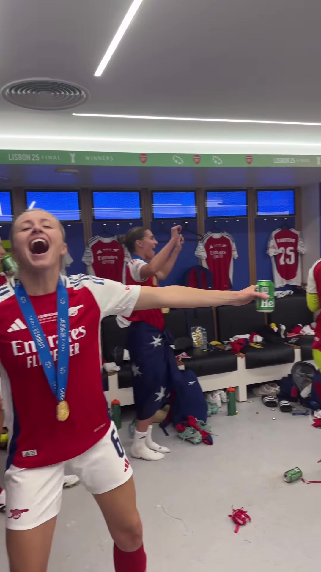 妖嬈時(shí)刻阿森納女足奪歐冠后在更衣室開(kāi)派對(duì)集體扭起了胯