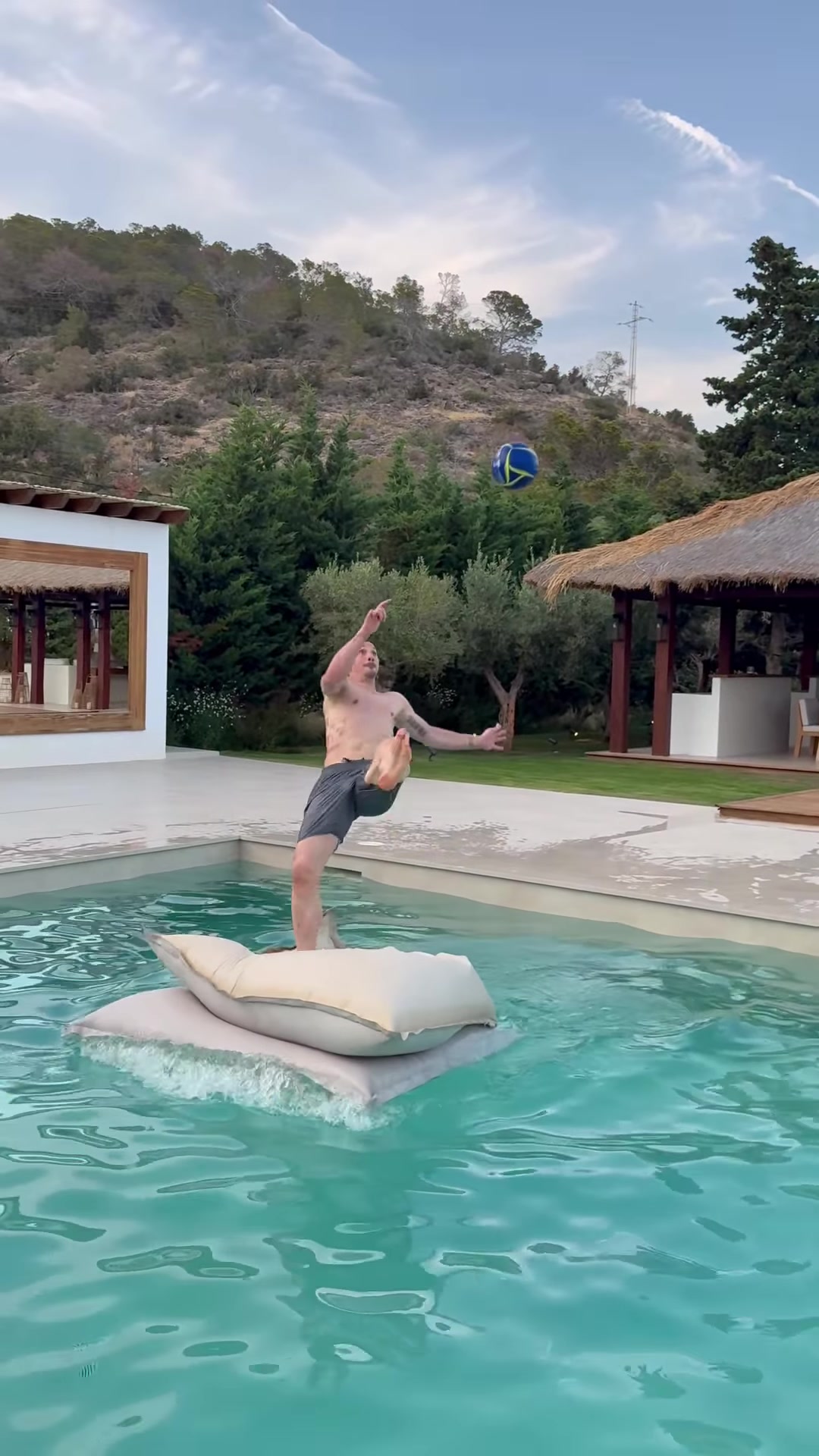 B王又來(lái)裝B了伊布在泳池上嘗試倒鉤是真不怕摔倒磕腦袋