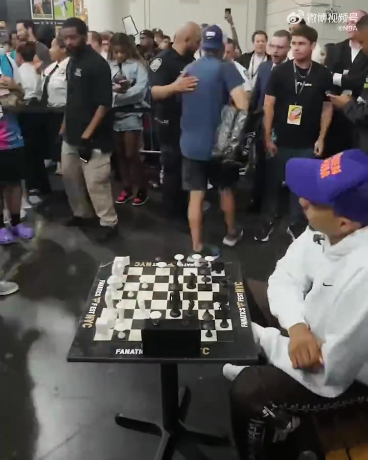 和他試試中國象棋文班亞馬休賽期生活豐富與球迷玩國際象棋