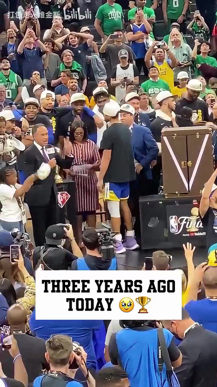 一晃三年了22年是一個(gè)屬于勇士的夏天回顧庫(kù)里領(lǐng)取FMVP獎(jiǎng)杯