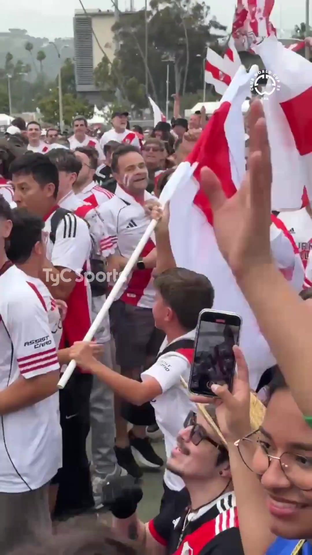 河床隊(duì)球迷在蒙特雷對(duì)墨西哥隊(duì)的嘲諷不跳的人就沒贏得過世界杯