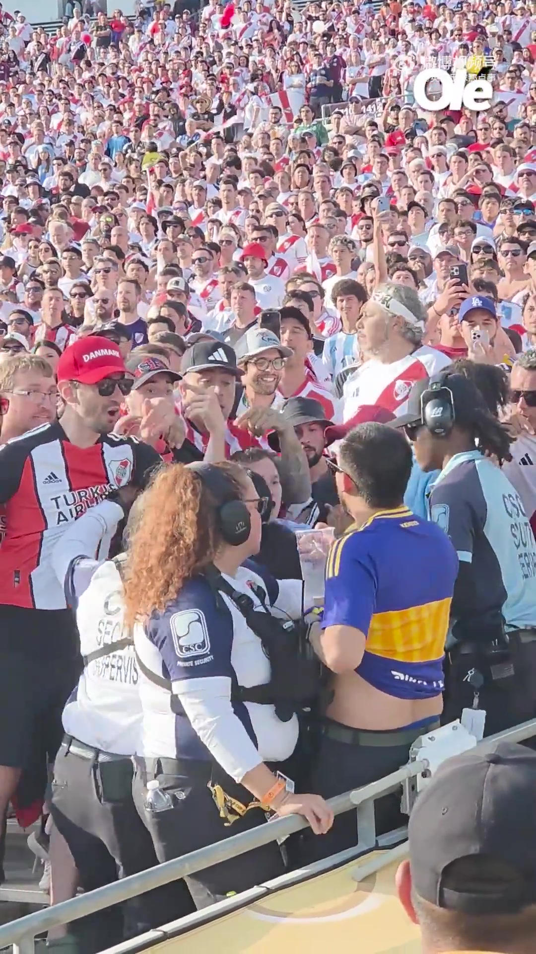 真勇啊博卡球迷走進(jìn)了河床球迷中被逼著脫掉了球衣