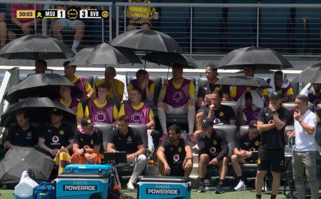 多特蒙德替補(bǔ)席遮陽用傘，罕見情景