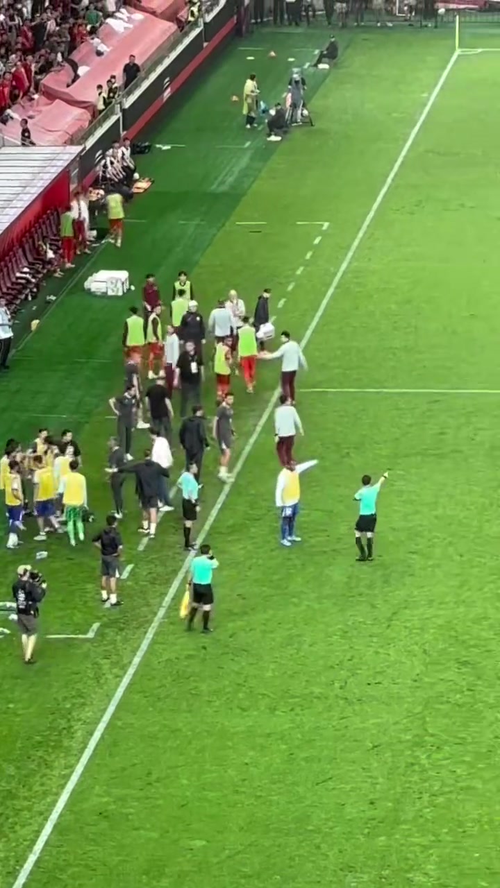 現(xiàn)場實拍于漢超和李帥發(fā)生口角球迷高喊李帥SB