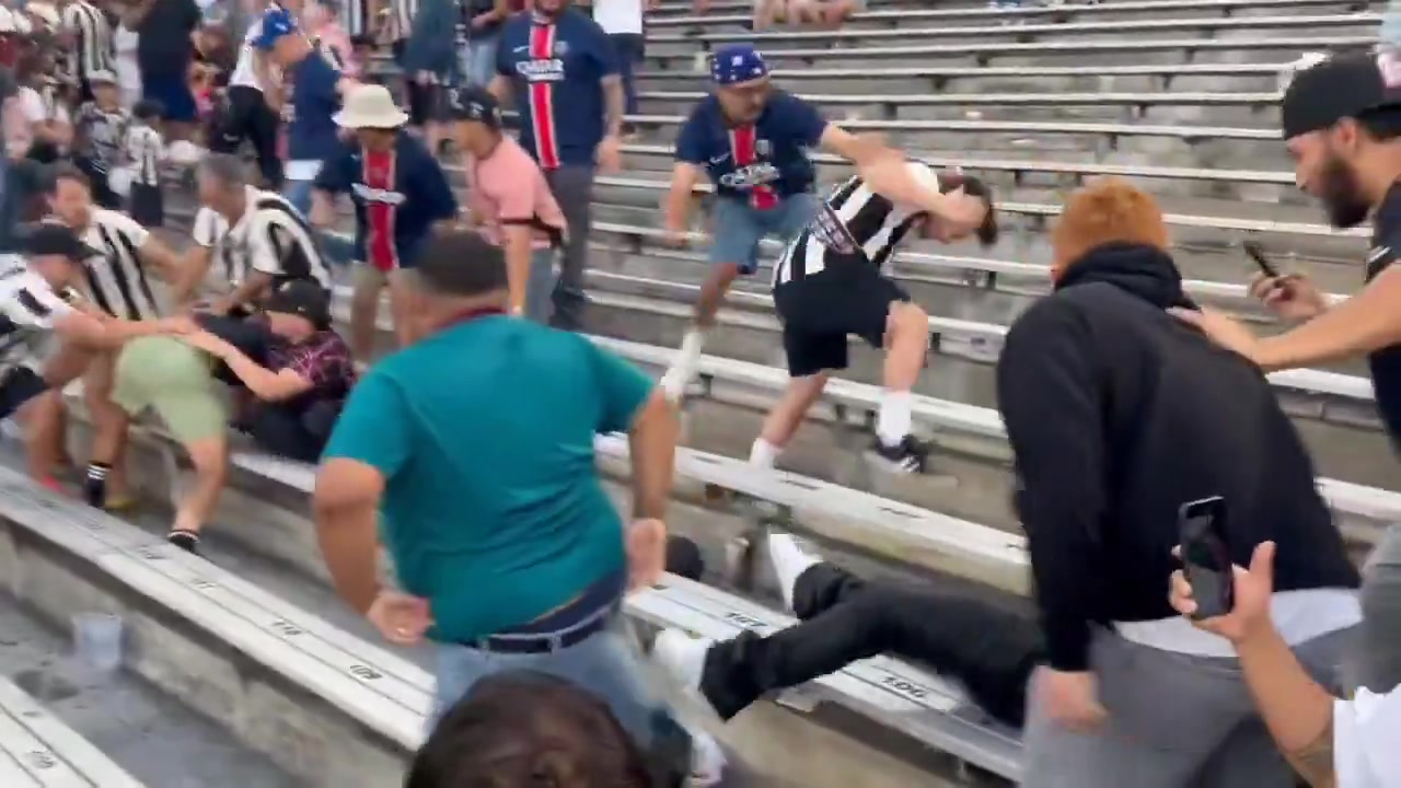 巴黎場內(nèi)場外打不過博塔弗戈啊看臺上巴黎球迷被揍得有點慘