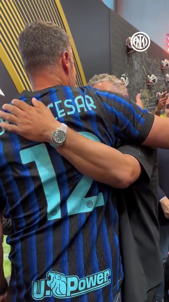 藍黑色的紐帶兩位國米老男孩擁抱攀談